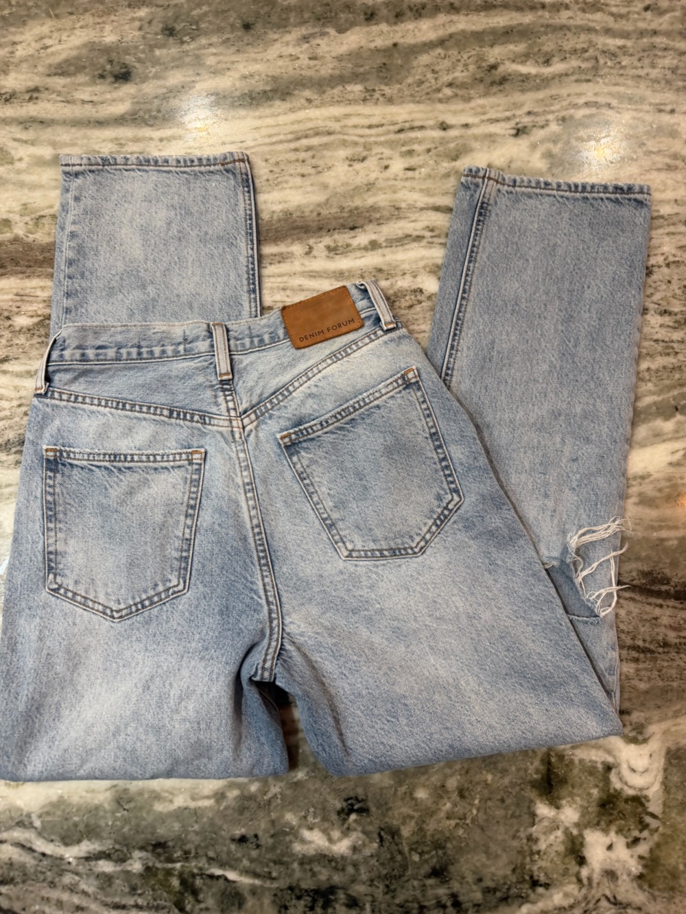 Aritzia Denim Forum The Joni High-Rise Straight-Leg Loose Jeans
Size 24 - Picture 8 of 9